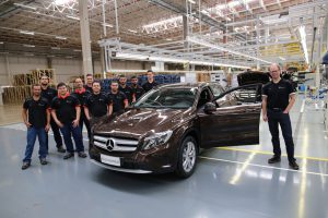 Produktionsstart im Mercedes-Benz Werk Iracemápolis: Standortverantwortlicher Chris Wittke mit der Mannschaft beim ersten Bandablauf des GLA. ; Start of production at the Mercedes-Benz plant in Iracemápolis: Plant manager Chris Wittke and his team during the first job of the GLA.;